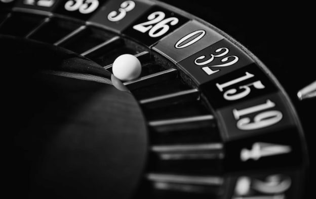 Pengguna memeriksa data akun penarikan