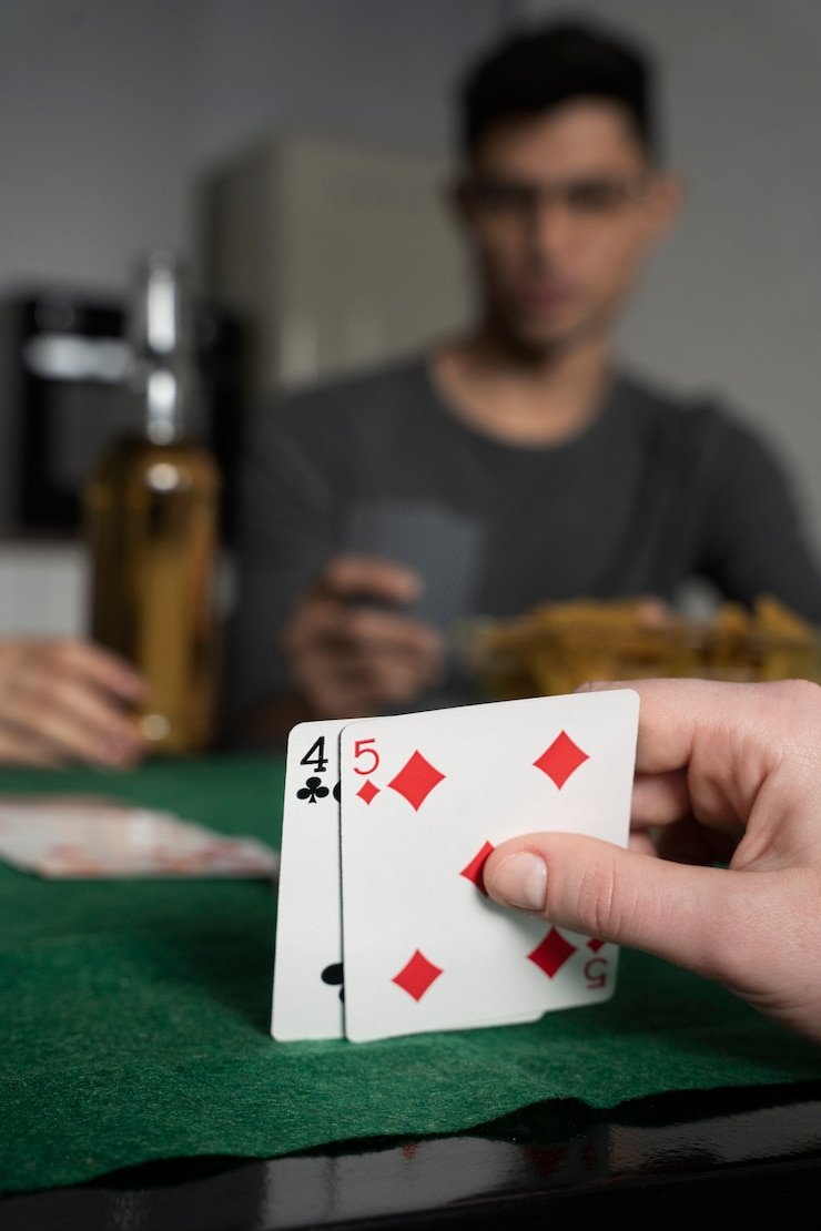 Pengguna membaca riwayat akun dengan teliti